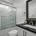Modern Chic One Bedroom In Hollywood-Koreatown Area With Parking
