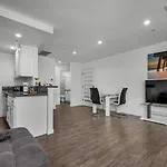 Modern Chic One Bedroom In Hollywood-Koreatown Area With Parking