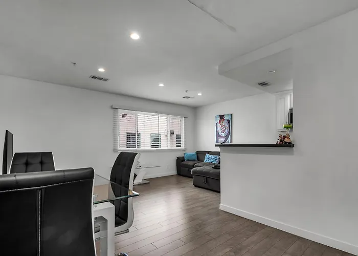 Modern Chic One Bedroom In Hollywood-Koreatown Area With Parking