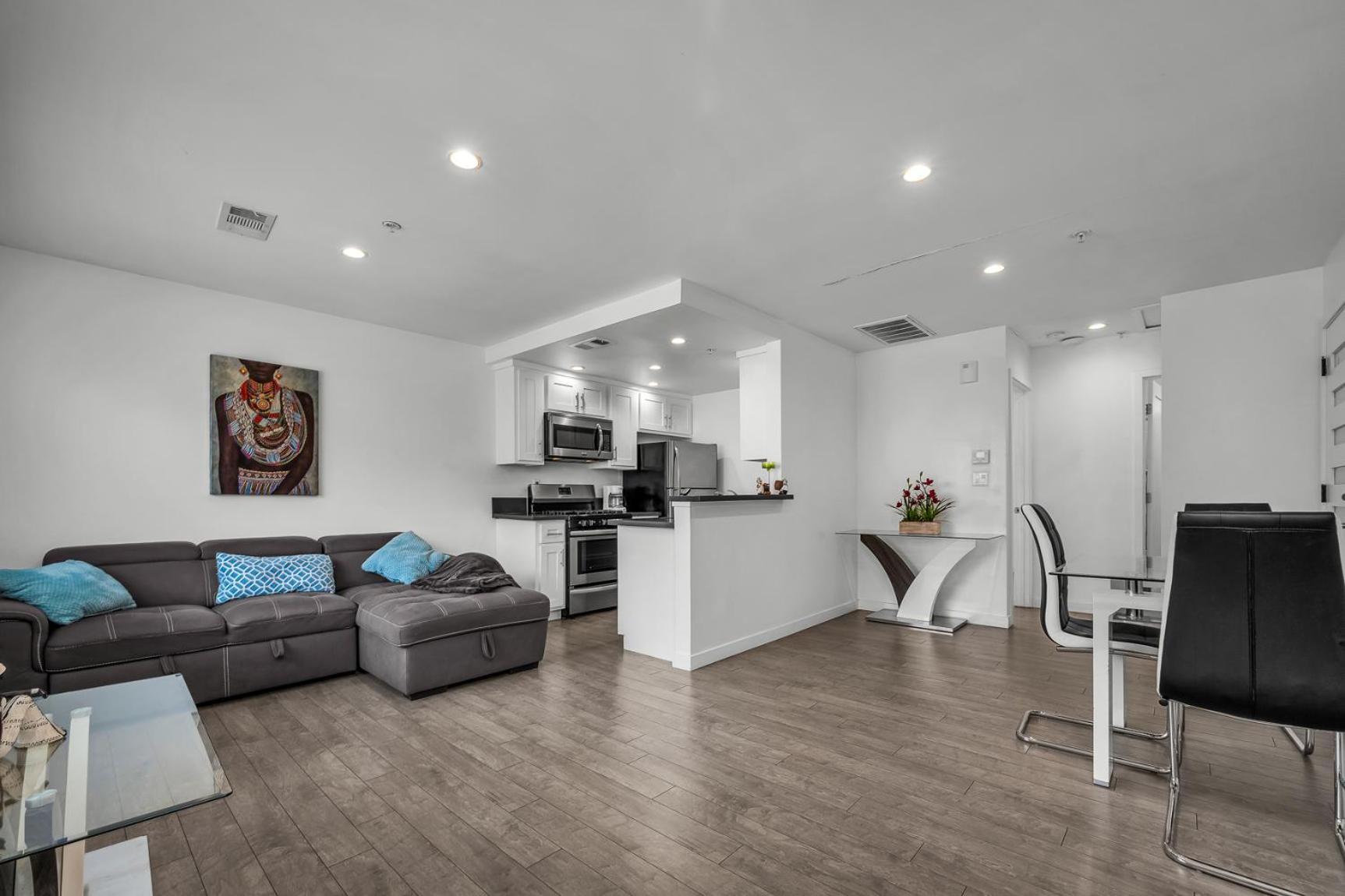 Modern Chic One Bedroom In Hollywood-koreatown Area With Parking *