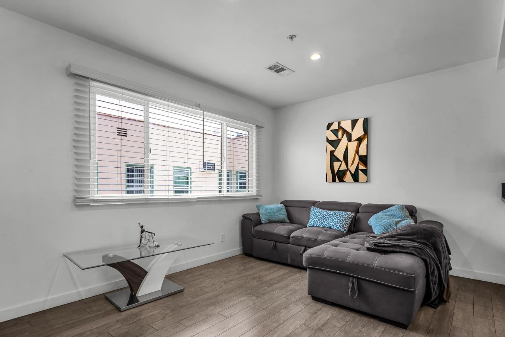 Modern Chic One Bedroom In Hollywood-koreatown Area With Parking Apartment