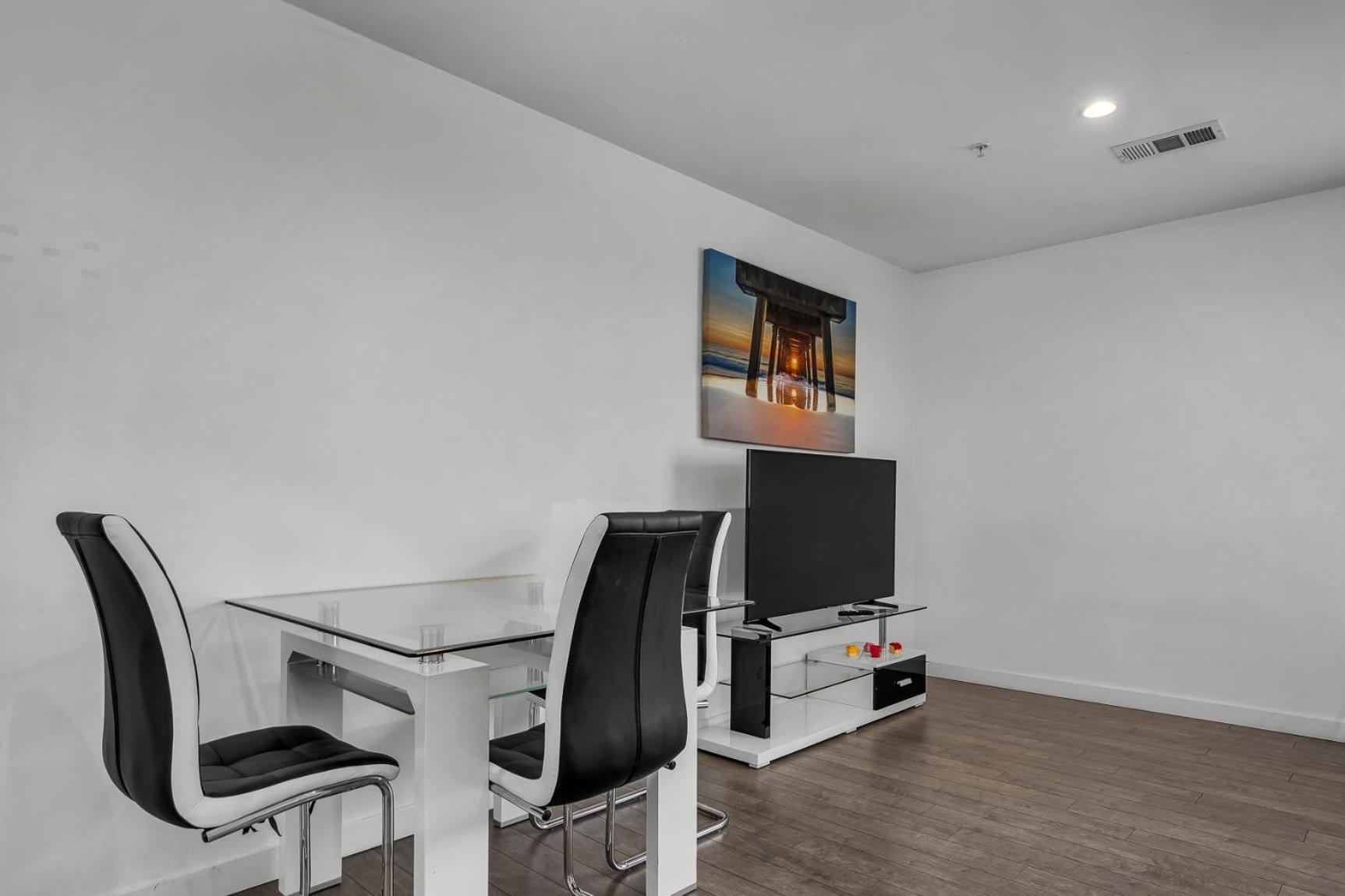 Modern Chic One Bedroom In Hollywood-koreatown Area With Parking Los Angeles
