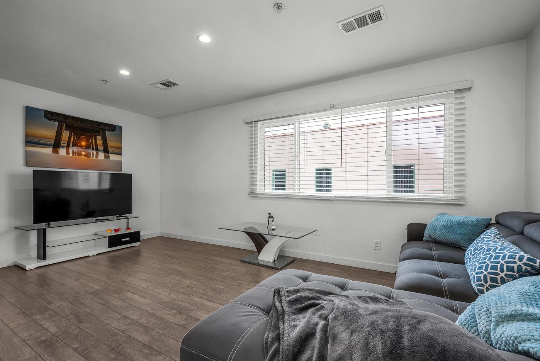 Apartment Modern Chic One Bedroom In Hollywood-koreatown Area With Parking