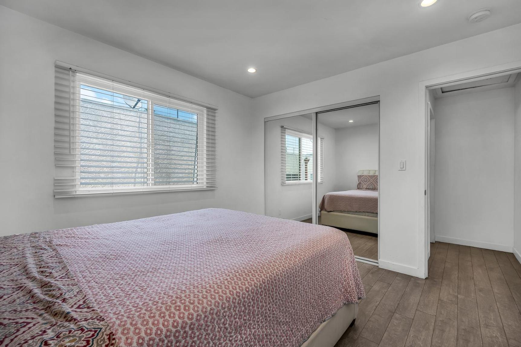 Apartment Modern Chic One Bedroom In Hollywood-koreatown Area With Parking